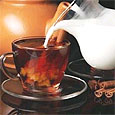 Чем опасно сочетание чая с молоком?