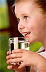 Детям следует давать запивать еду водой