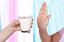 Врачи рассказали об опасности употребления молока при простуде