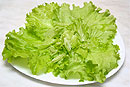 Употребление салата из пластиковых тарелок опасно